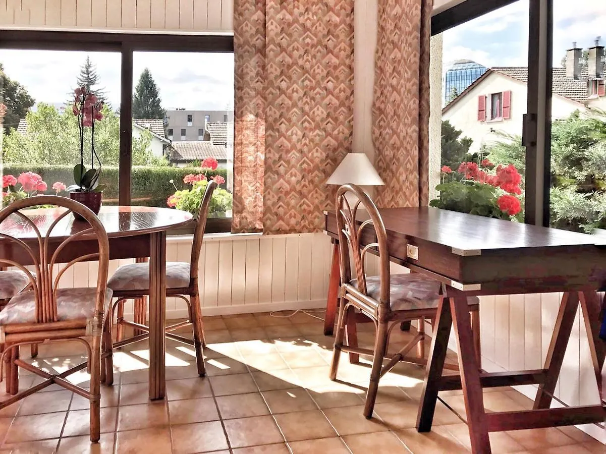 Lindo Lugar - Just A 7 Minute Walk From The Airport Bed & Breakfast Meyrin
