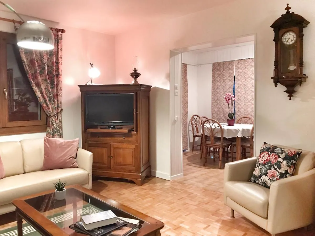 Lindo Lugar - Just A 7 Minute Walk From The Airport Bed & Breakfast Meyrin 0*,  Switzerland