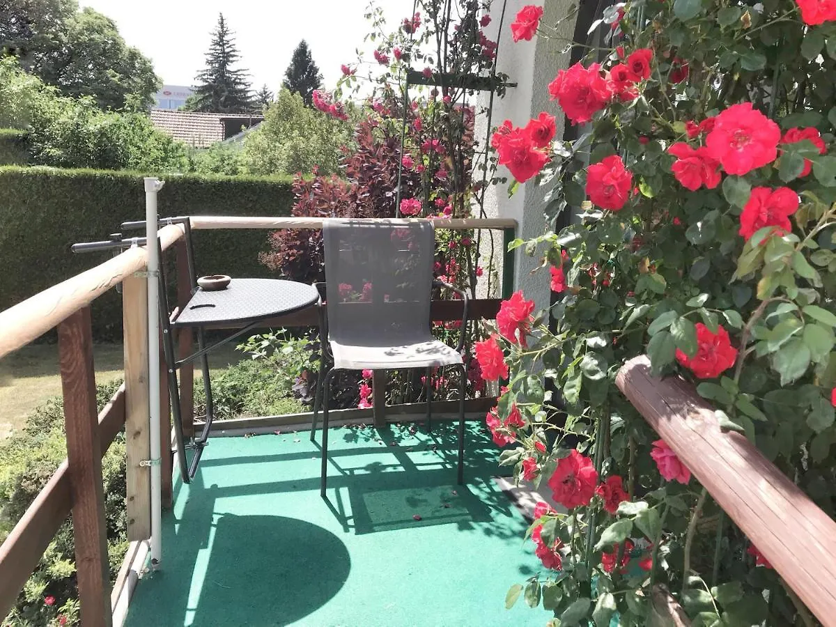 Lindo Lugar - Just A 7 Minute Walk From The Airport Bed & Breakfast Meyrin Switzerland